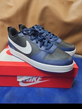 Nike Men's Low-Top Sneakers in Navy and Black with White Swoosh